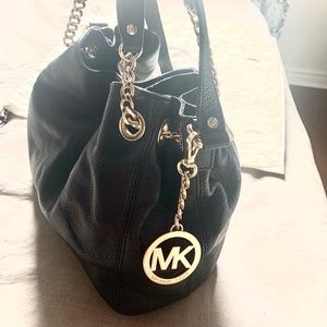 Beautiful Micheal Kors leather side bag!